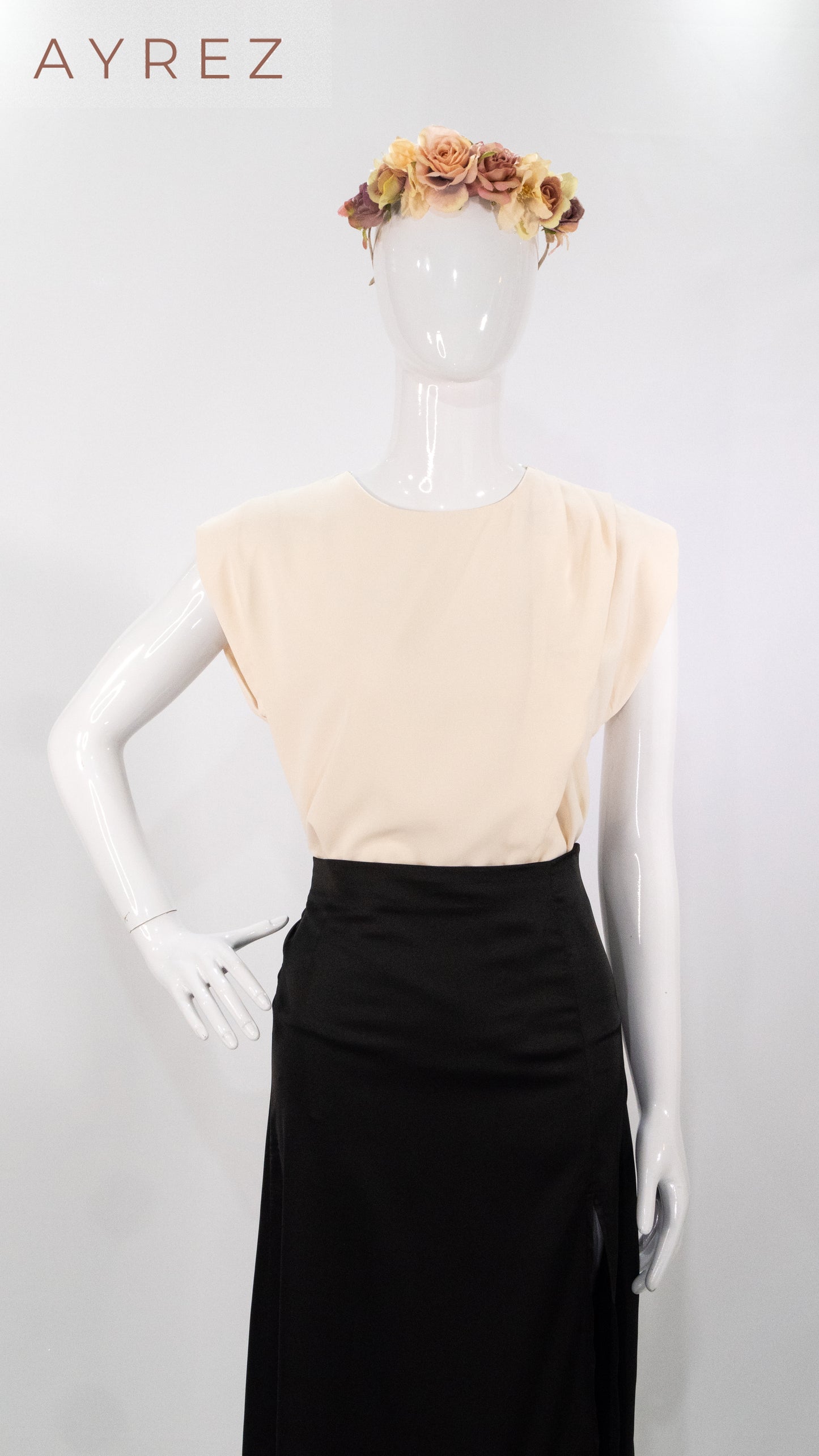Blusa beige estructurada con hombreras