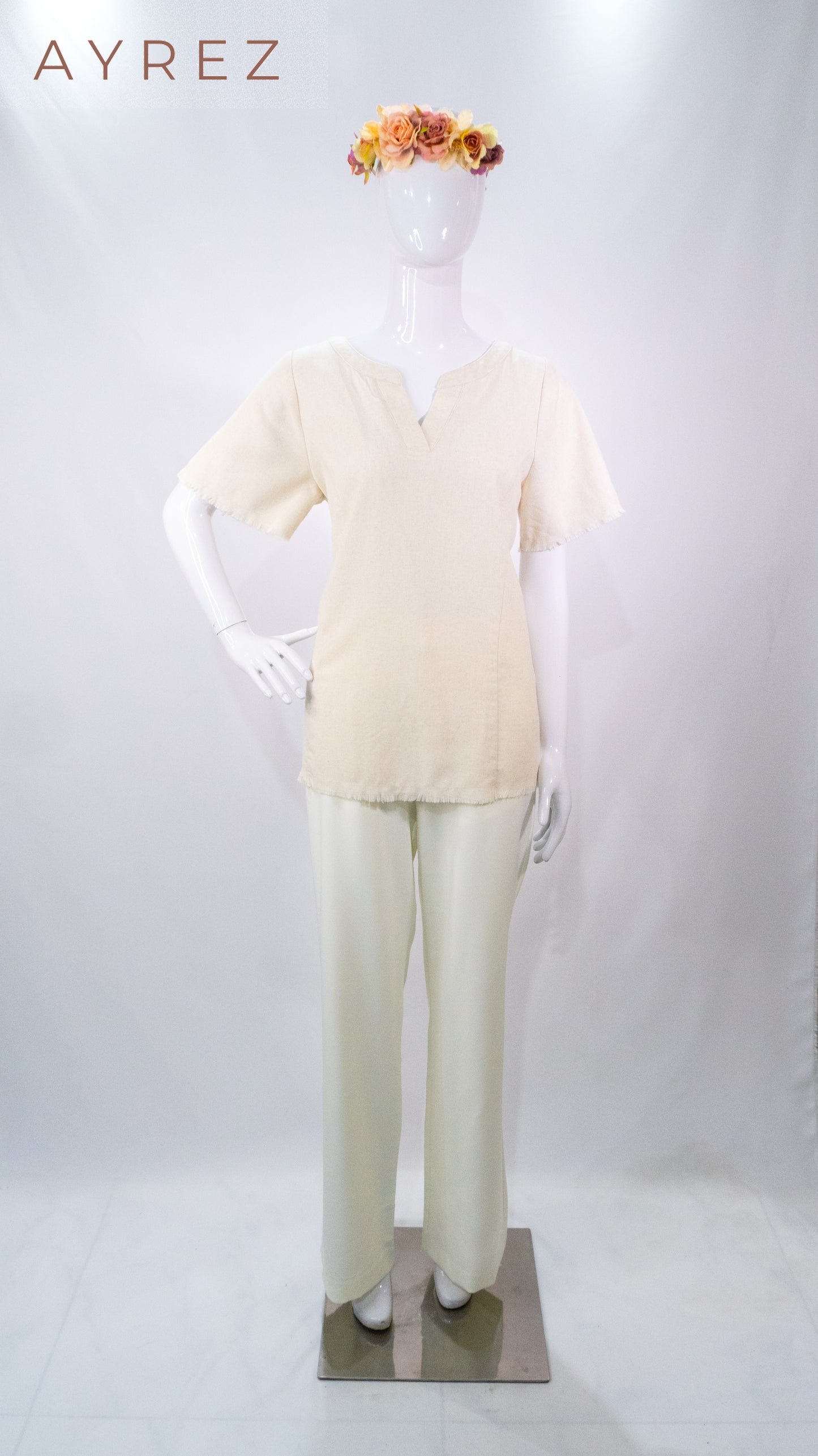 Blusa de lino beige y pantalón recto blanco