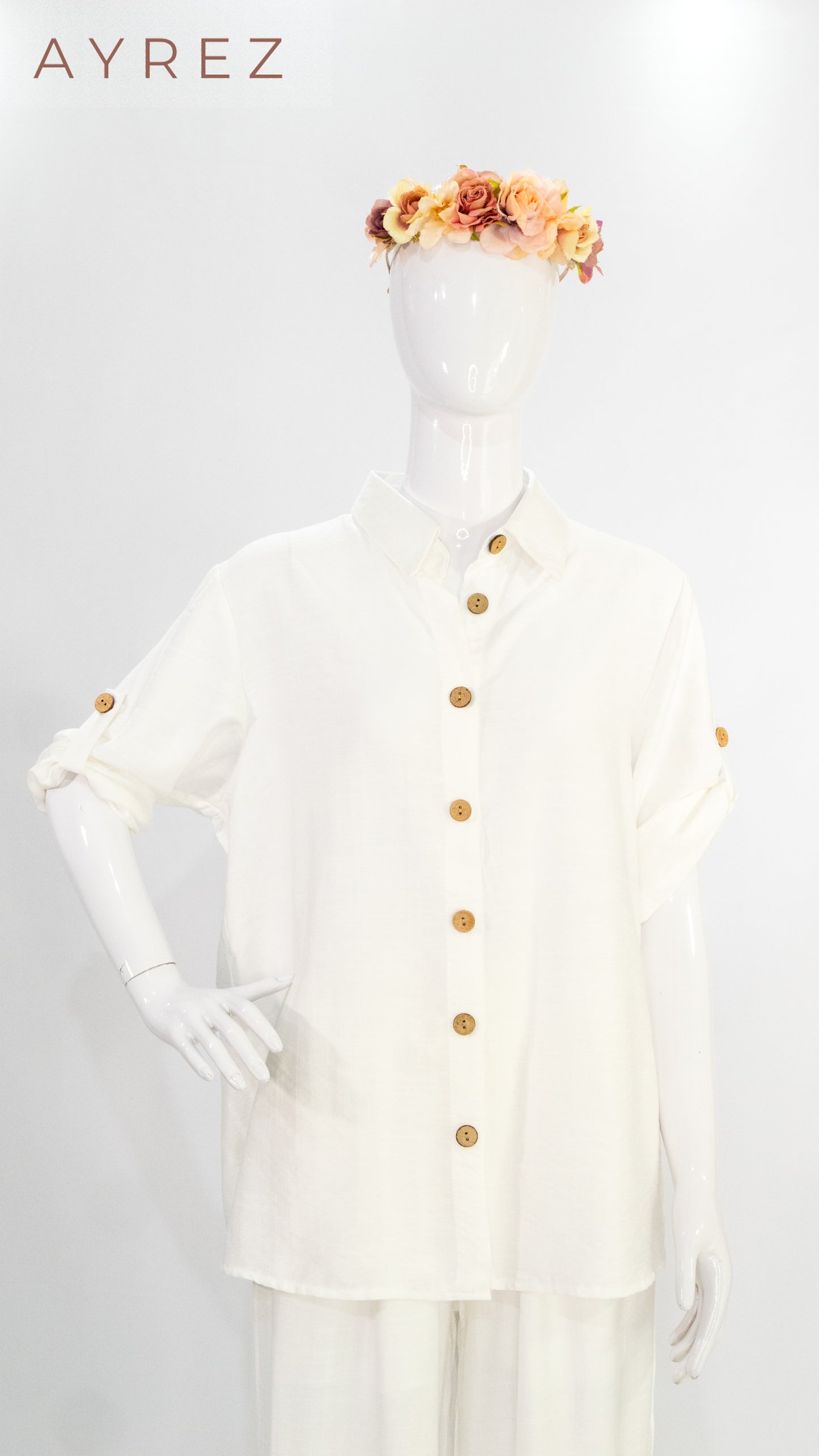 Conjunto blanco botones café