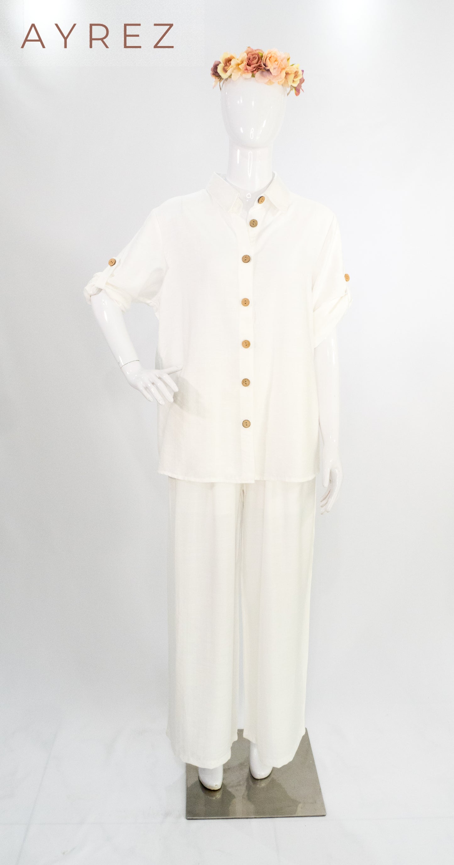 Conjunto blanco botones café