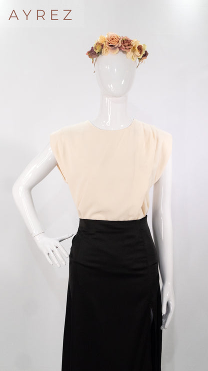 Blusa beige estructurada con hombreras