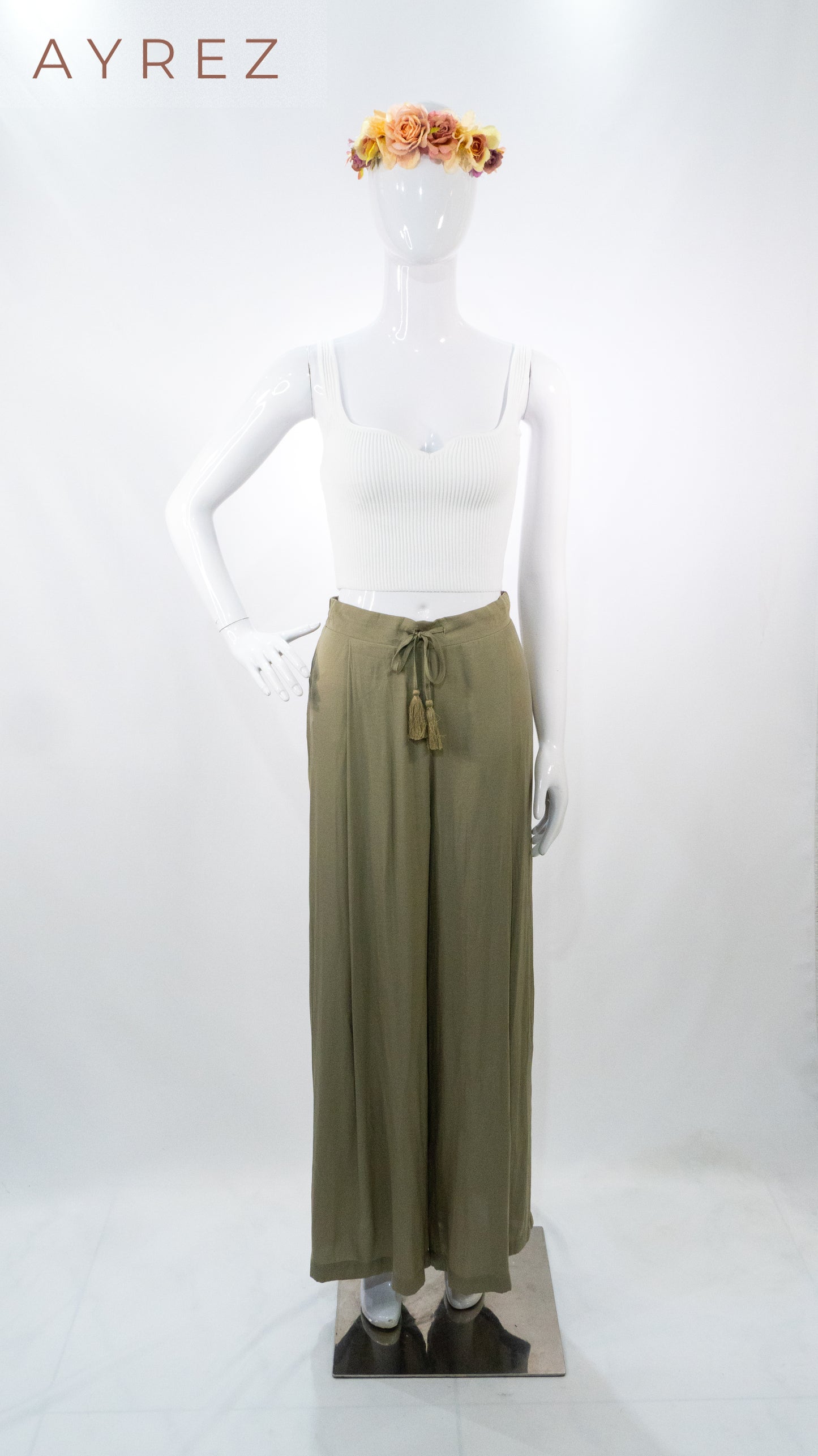 Top canalé blanco y pantalón palazzo verde