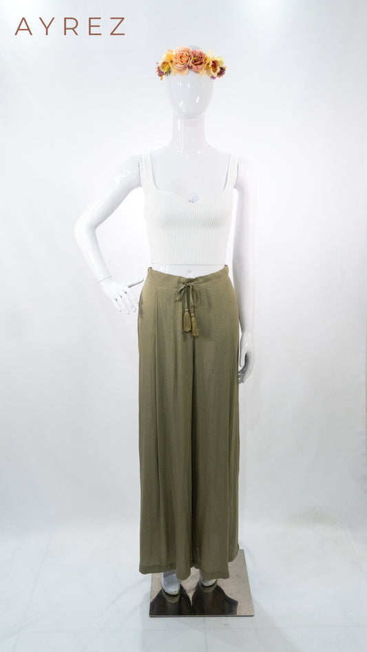 Top canalé blanco y pantalón palazzo verde