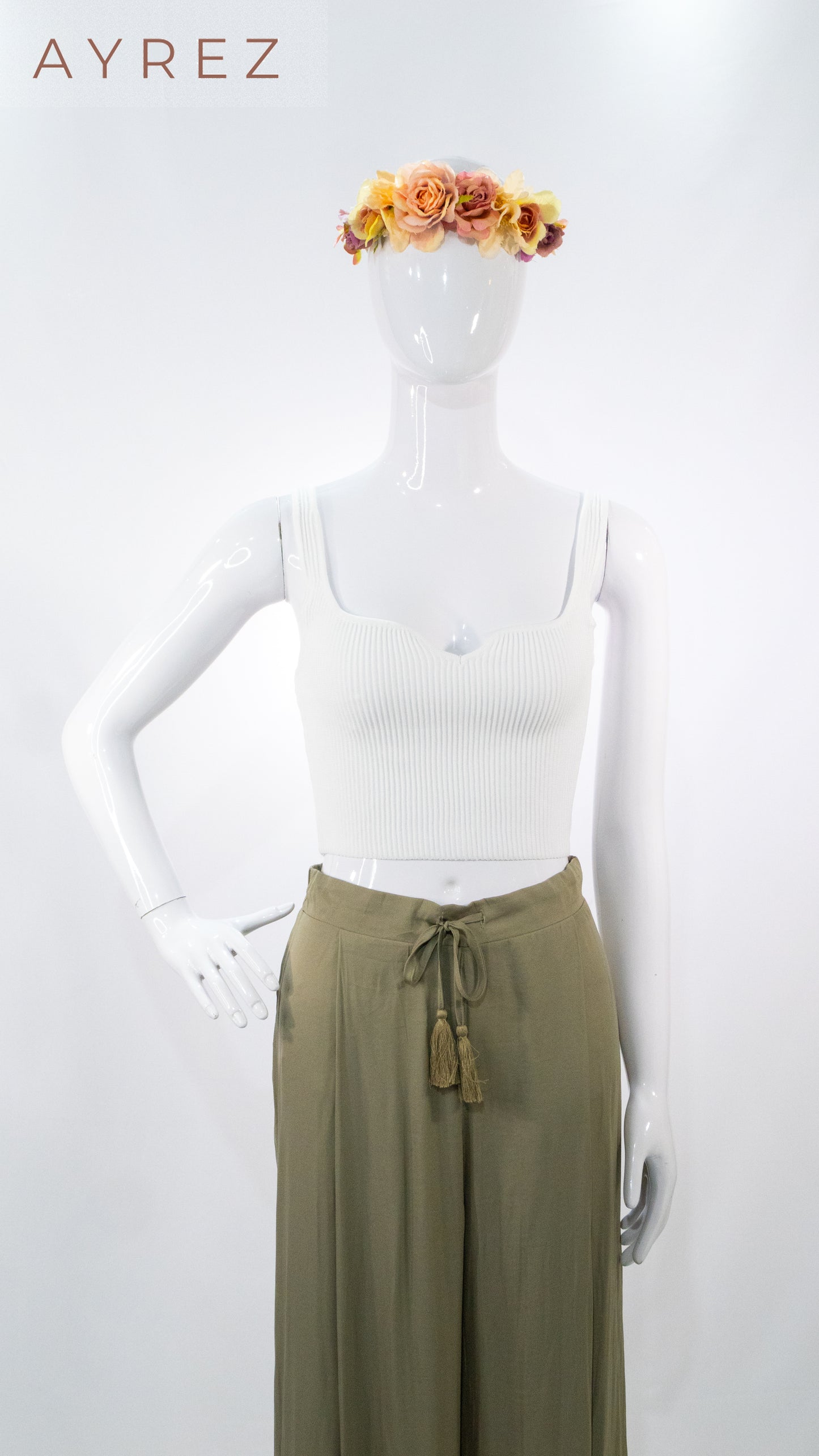 Top canalé blanco y pantalón palazzo verde