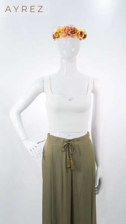 Top canalé blanco y pantalón palazzo verde