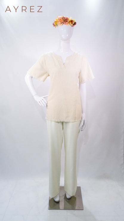 Blusa de lino beige y pantalón recto blanco