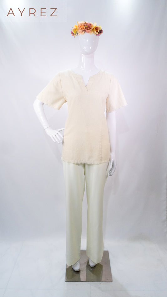 Blusa de lino beige y pantalón recto blanco