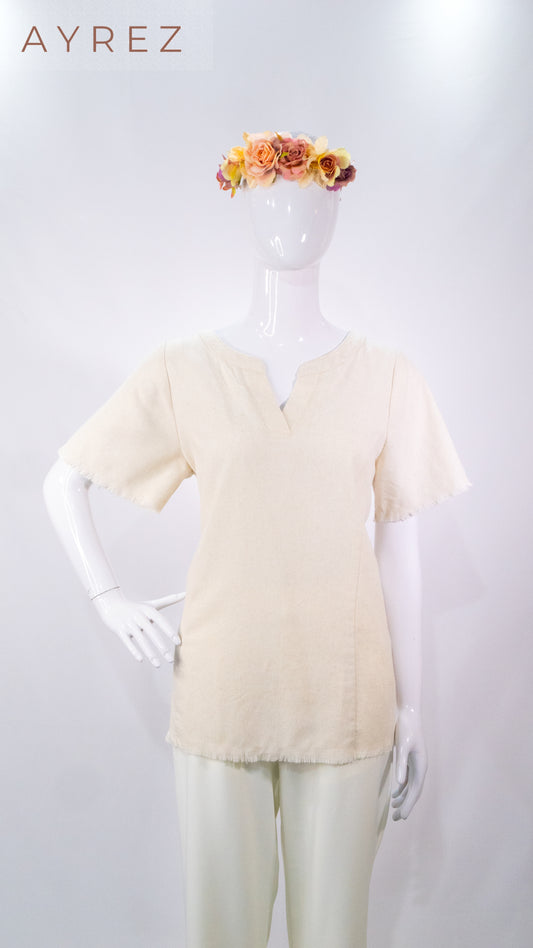 Blusa de lino beige y pantalón recto blanco