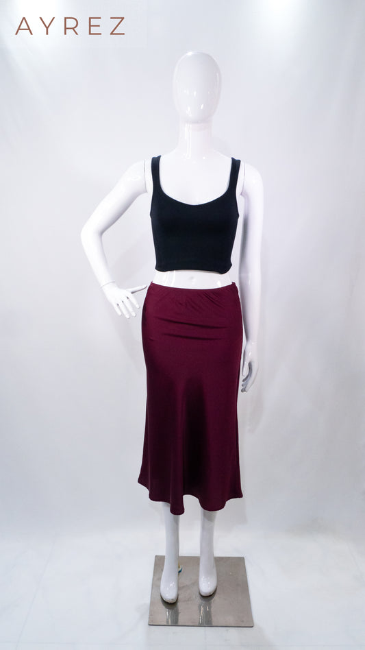 Top crop negro & falda midi satinada guinda