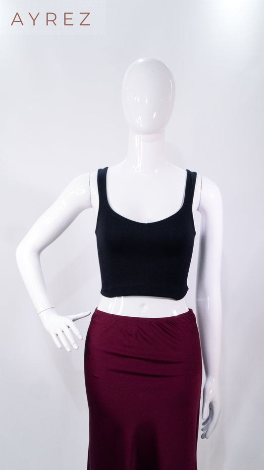 Top crop negro & falda midi satinada guinda