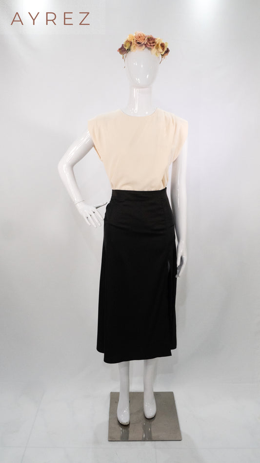 Blusa beige estructurada con hombreras